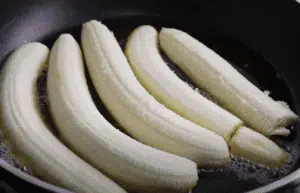 Halkaise banaanit ja laita ne paistinpannulle: Pikainen ja syntisen hyvä herkku!