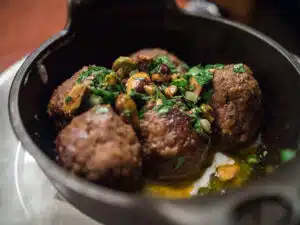 Lammaslihapullat pääsiäiseksi – maku on juhlava, mutta hinta arkinen