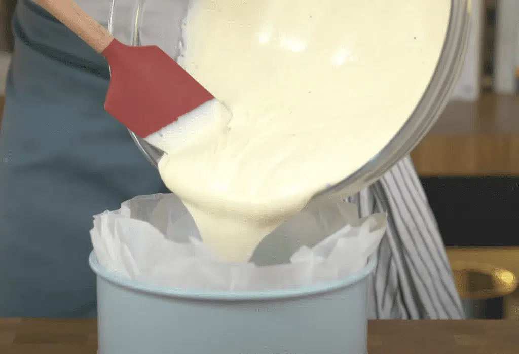 Tämä juustokakku ei hurmaa ulkoapäin, mutta odota kunnes näet sen mehevän sisäpuolen