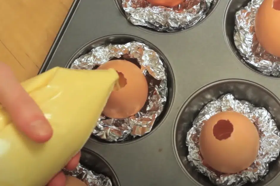 Tee kananmunaan pieni reikä ja pursota taikina sisäpuolelle: Loistava pääsiäisherkku