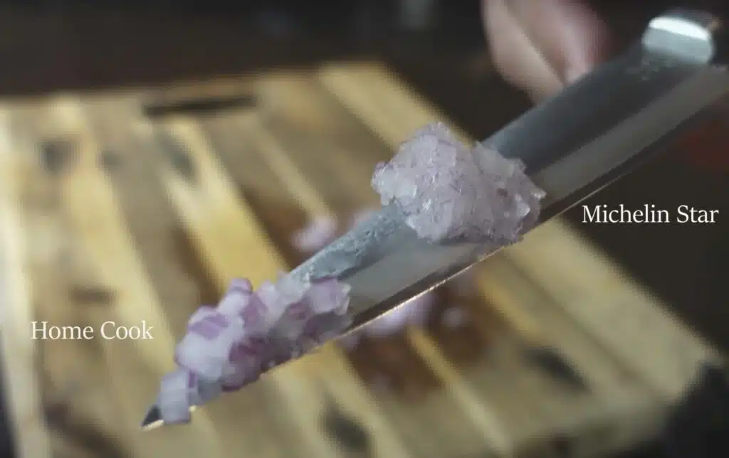 Näin leikkaat Michelin-ravintolan tasoista sipulia: katso tämä ennen kuin aloitat ruoanlaiton Näin leikkaat Michelin-ravintolan tasoista sipulia: katso tämä ennen kuin aloitat ruoanlaiton