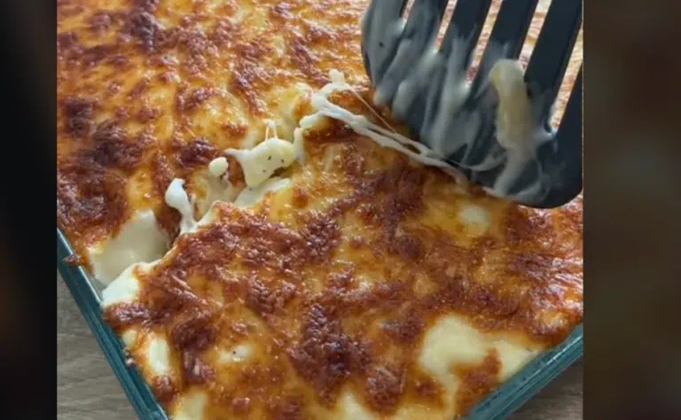 Tämä kastike nostaa makaronilaatikon maun ja koostumuksen uudelle tasolle Tämä kastike nostaa makaronilaatikon maun ja koostumuksen uudelle tasolle