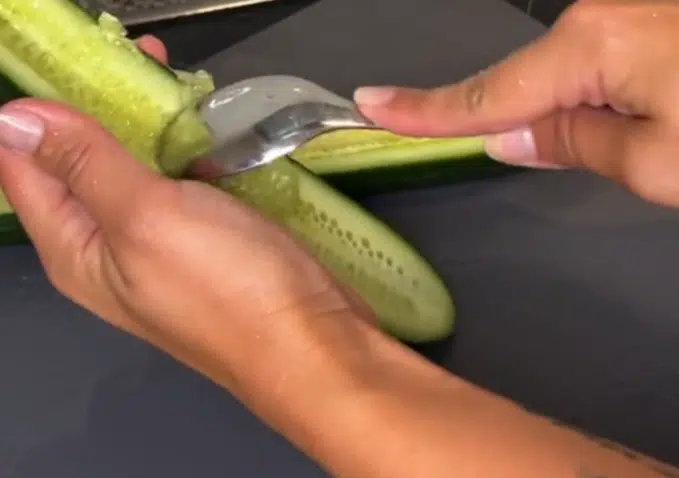 Keittiömestari vinkkaa: Kurkku kannattaa käsitellä näin ennen kuin sen lisää salaattiin