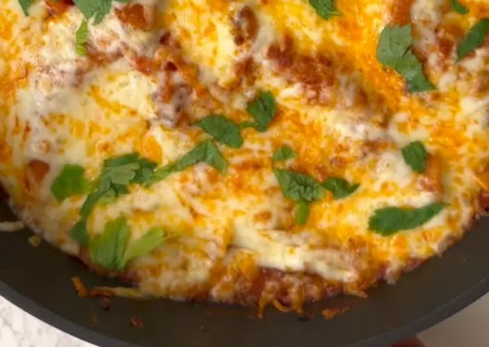 Lasagne yhdellä pannulla – tämä annos on todellinen neronleimaus