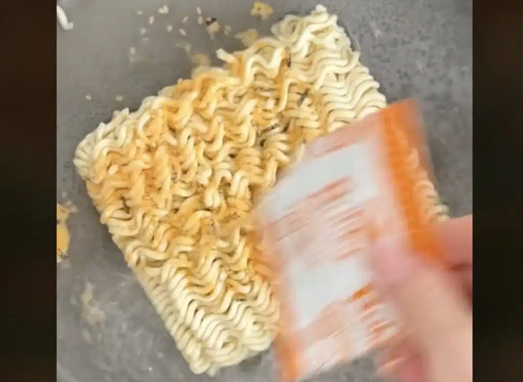 Juustoiset TikTok-nuudelit vain 3 raaka-aineesta: ”Jäin niin koukkuun”