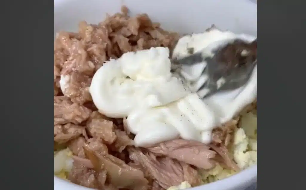 Tämä 5 minuutissa valmistuva tonnikalaleipä on terveellinen ja edullinen välipala Tämä 5 minuutissa valmistuva tonnikalaleipä on terveellinen ja edullinen välipala