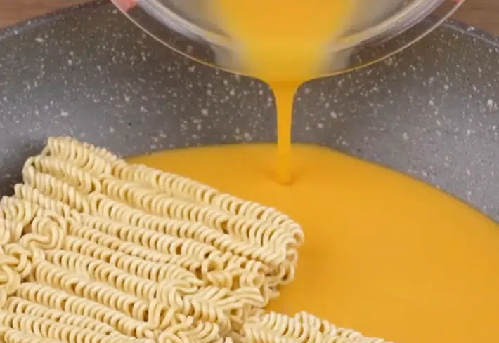 Ravitseva ateria pikanuudeleista – helppo ja edullinen resepti