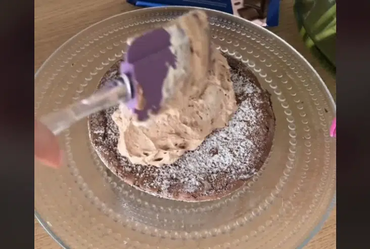 Tuunaa pakastemutakakku taivaalliseksi – vain muutamalla raaka-aineella