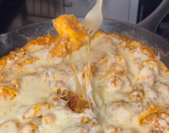 Loistavaa arkiruokaa: 5 raaka-aineen tortellinivuoka valmistuu yhdellä pannulla