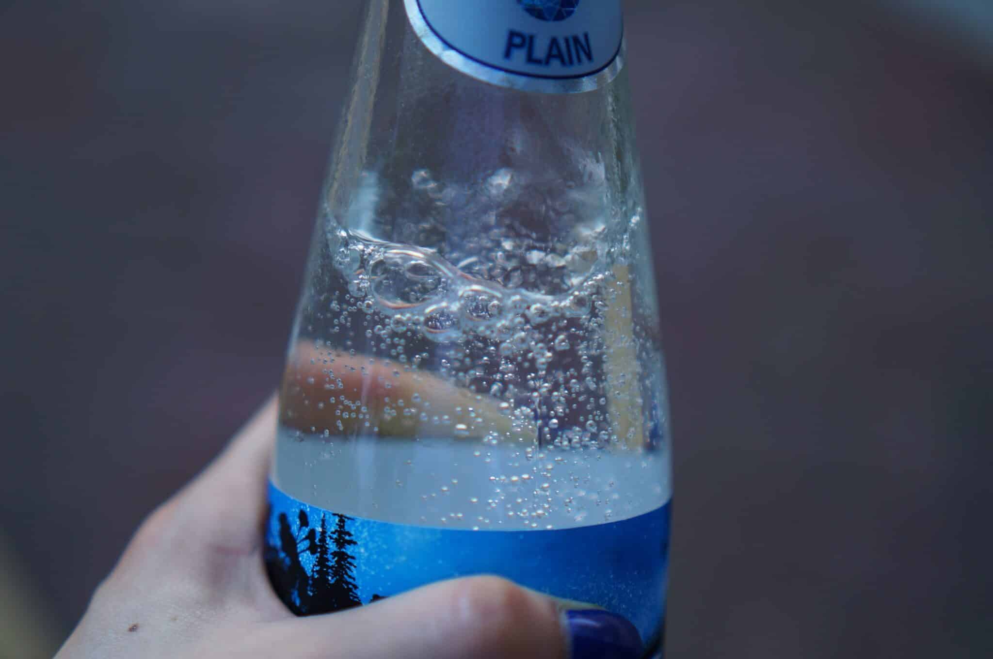 5 juomaa, joita jokaisen painonpudotusta tavoittelevan henkilön tulisi juoda water glass drink bottle blue bubble 770247 pxhere.com scaled