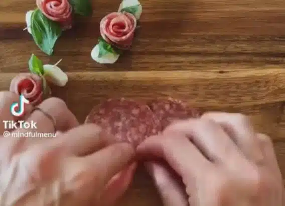 Rullaa meetvurstisiivut ja kiinnitä ne cocktailtikulla: ihana lopputulos käden käänteessä