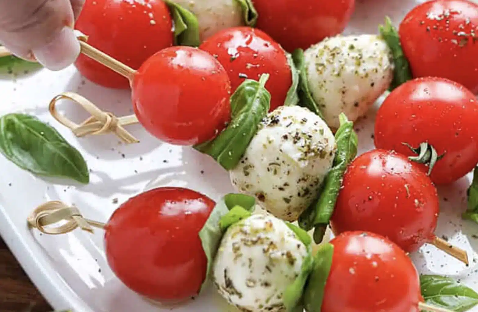 Pujota minimozzarellapallot ja miniluumutomaatit vartaaseen: klassinen resepti sai haastajan