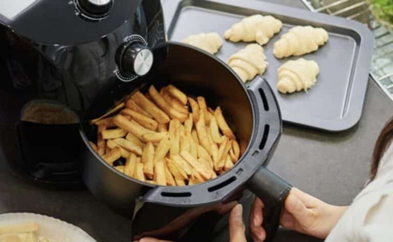 Tällä niksillä airfryer puhdistuu hetkessä – tarvitset vain 2 kotoasi löytyvää ainetta