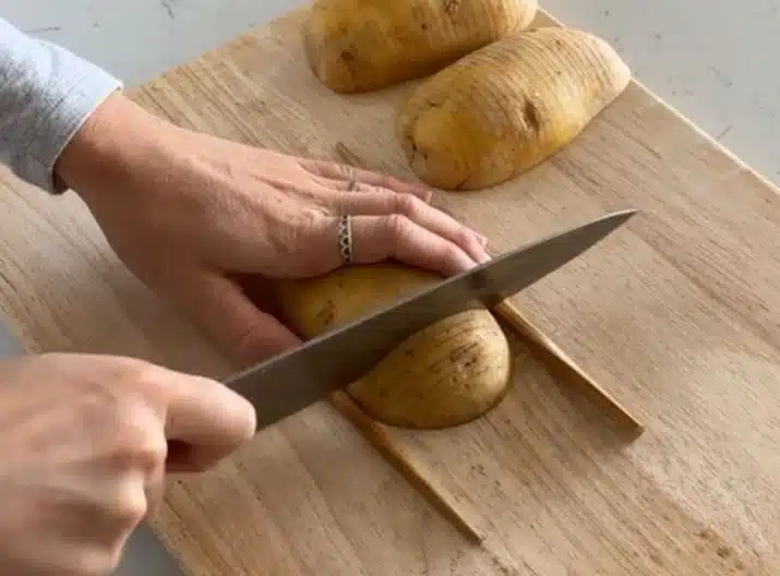 Aseta puolikas peruna syömäpuikkojen väliin ja tee viillot: saat erittäin rapeita perunoita