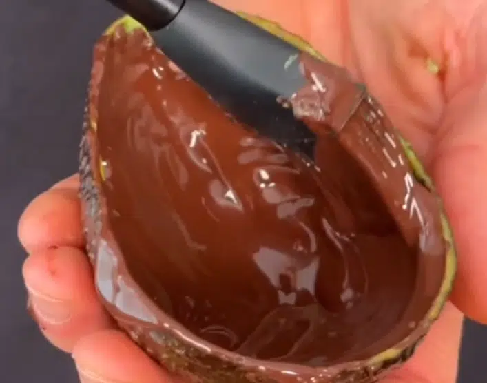 Valele avokadon kuoren sisäpuoli suklaalla: herkullinen jälkkäri vain 5 raaka-aineella Valele avokadon kuoren sisäpuoli suklaalla: herkullinen jälkkäri vain 5 raaka-aineella