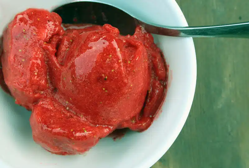 Mansikkasorbetti ilman jäätelökonetta – tarvitset vain 3 ainesta