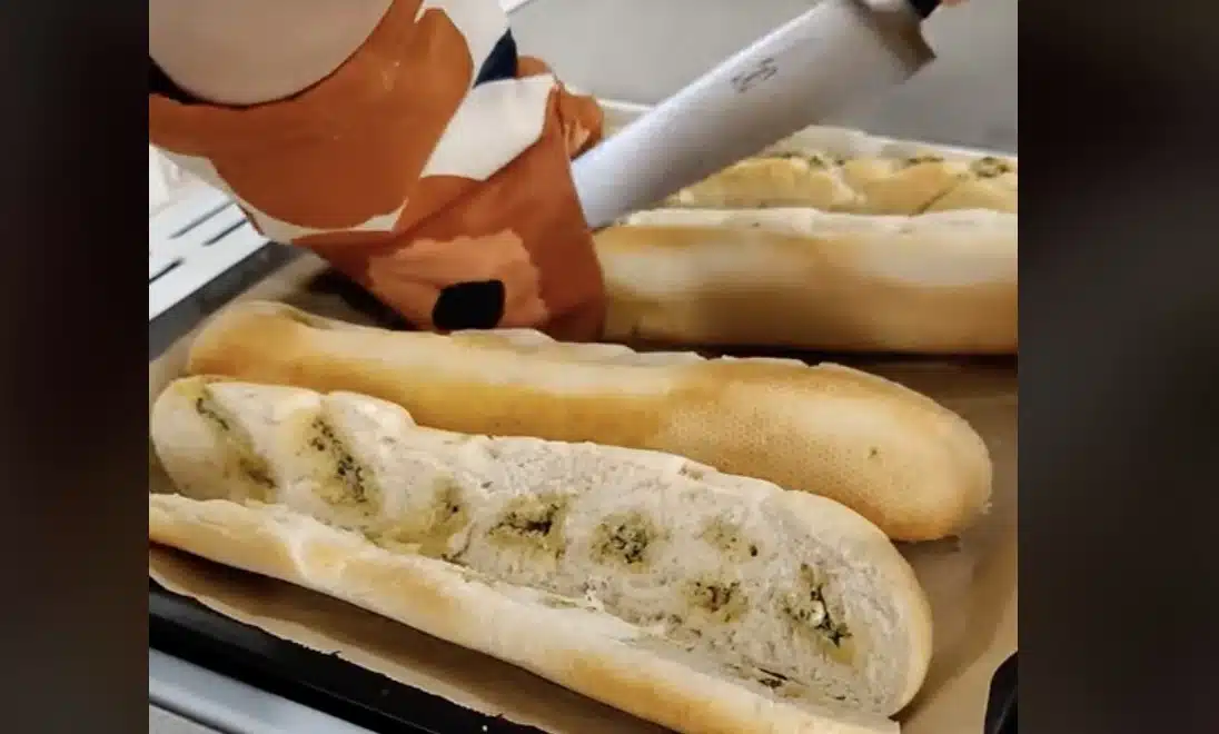 Tein pakastepatongille tämän ja siitä tuli syntisen herkullista vain parilla aineksella Tein pakastepatongille tämän ja siitä tuli syntisen herkullista vain parilla aineksella