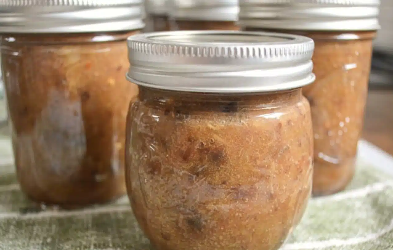 Raparperichutney on täydellistä liharuokien kanssa – valmistuu helposti yhdessä kattilassa