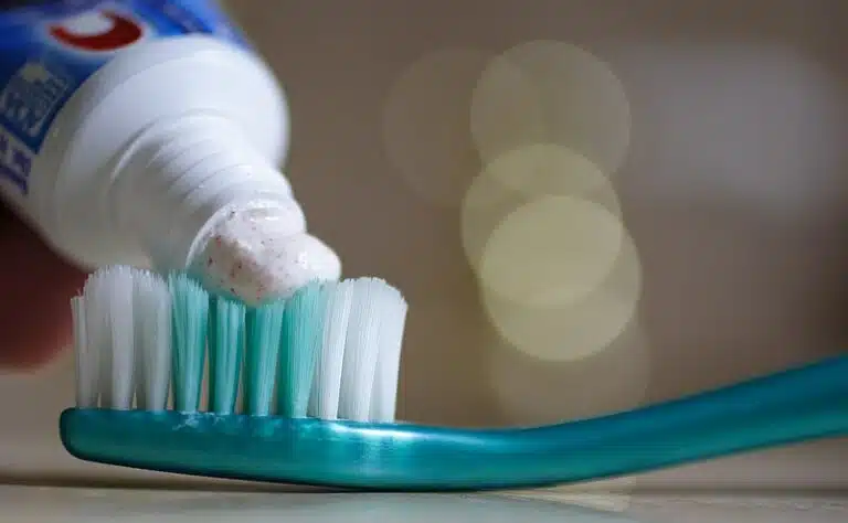 Harjaa hampaat heikommalla kädellä - pienellä kikalla vaikutus koko päivään Harjaa hampaat heikommalla kädellä – pienellä kikalla vaikutus koko päivään