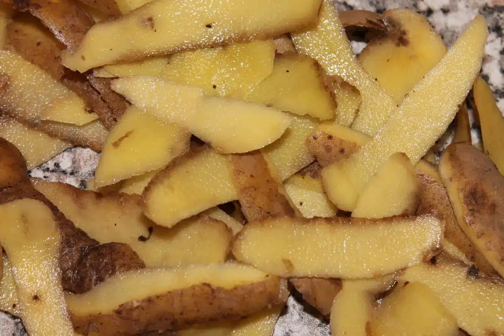 Moni tekee virheen heittäessään perunankuoret jätteiden sekaan – 7 käyttötapaa