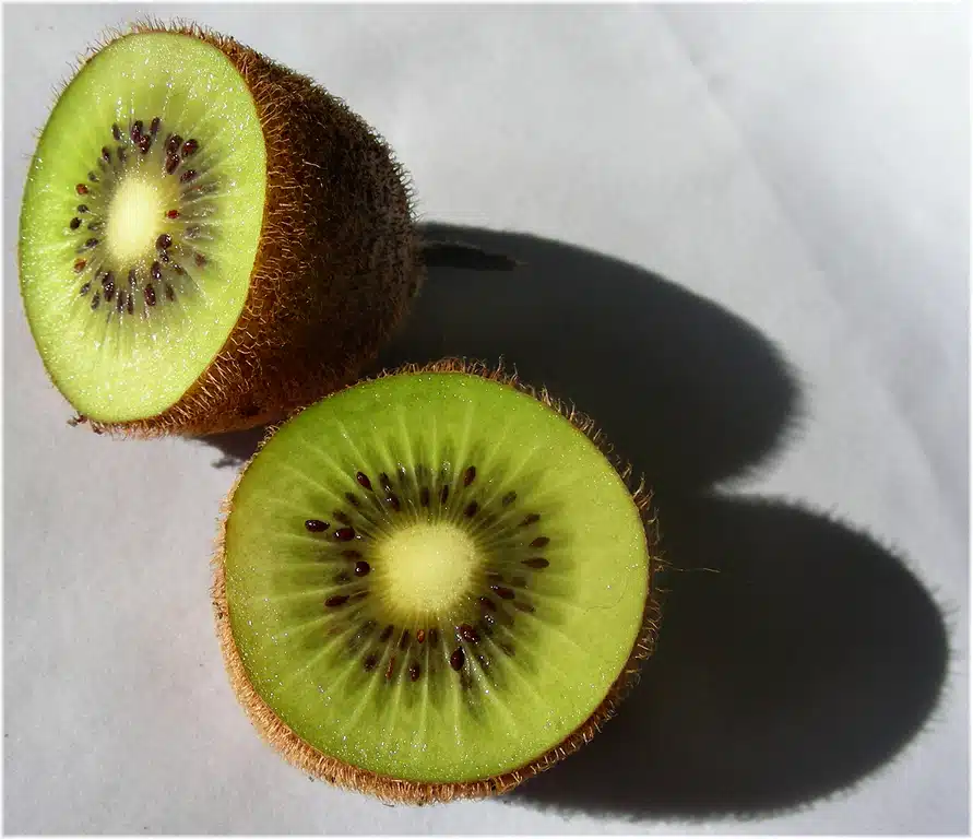 Vältä yleinen virhe kiivin kanssa: Suuri määrä vitamiineja suoraan hukkaan