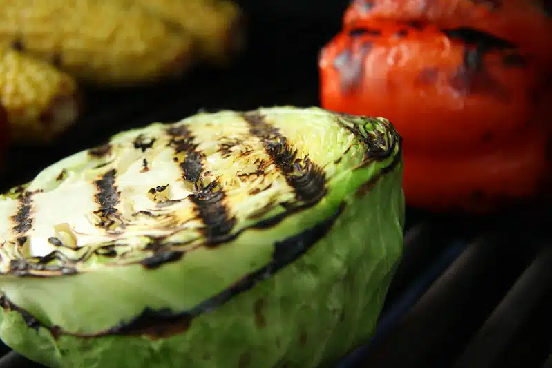 Tämä edullinen kasvis muuttuu älyttömän hyväksi grillissä: kadut jos et kokeile