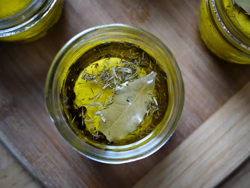 Lisää nämä yrtit oliiviöljyn sekaan ja nauti päivittäin ruokalusikallinen – 7 terveyshyötyä