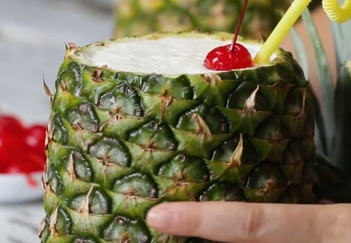 Pineapple colada on herkullinen drinkki, joka valmistetaan suoraan ananaksen sisään