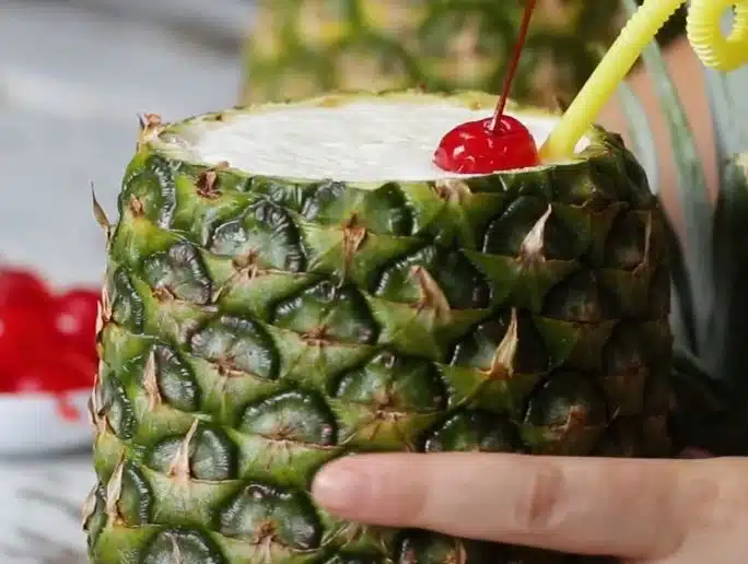 Pineapple colada on herkullinen drinkki, joka valmistetaan suoraan ananaksen sisään