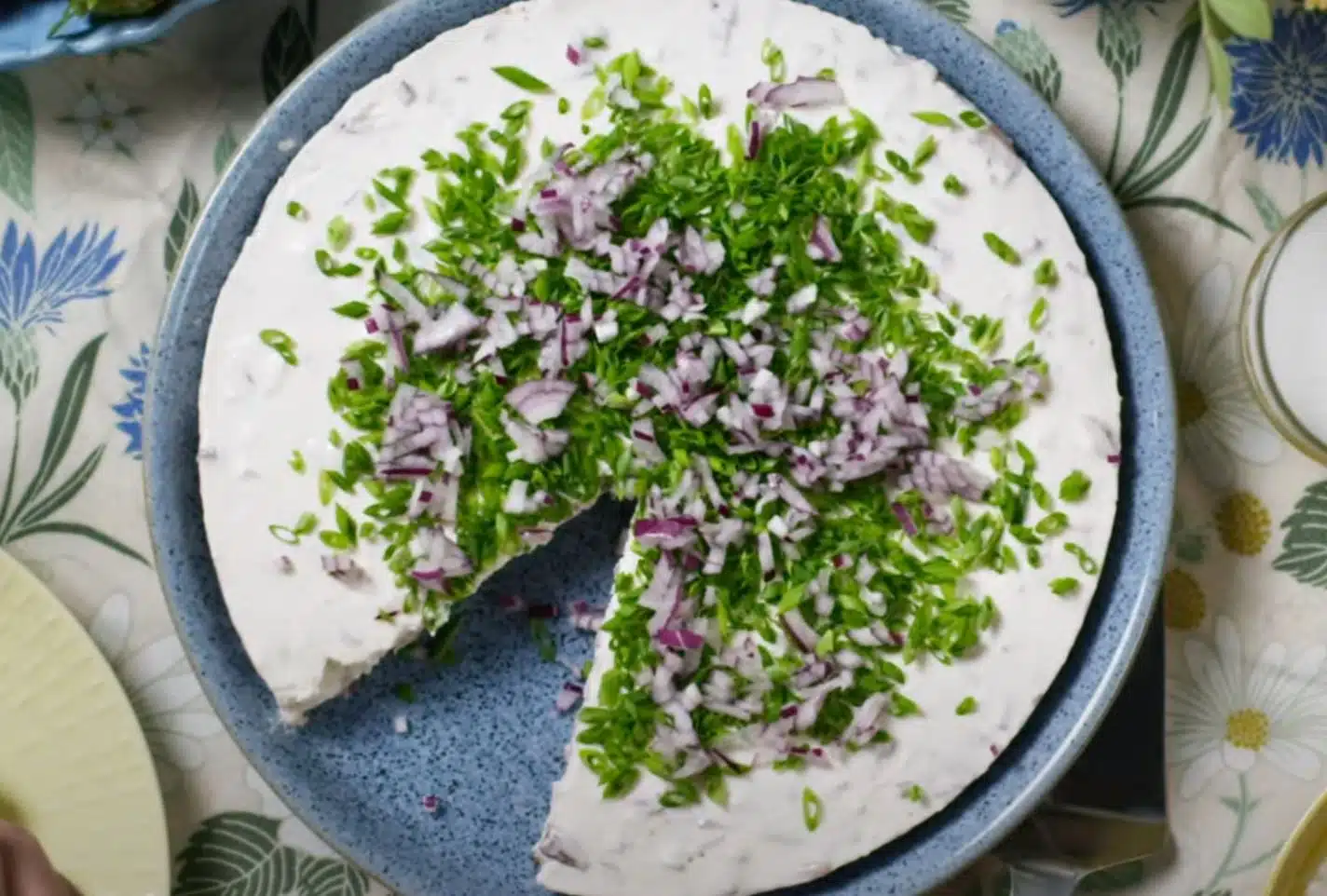 Tämä sillikakku on kesän ykkösherkku – maistuu täydelliseltä varhaisperunoiden kanssa