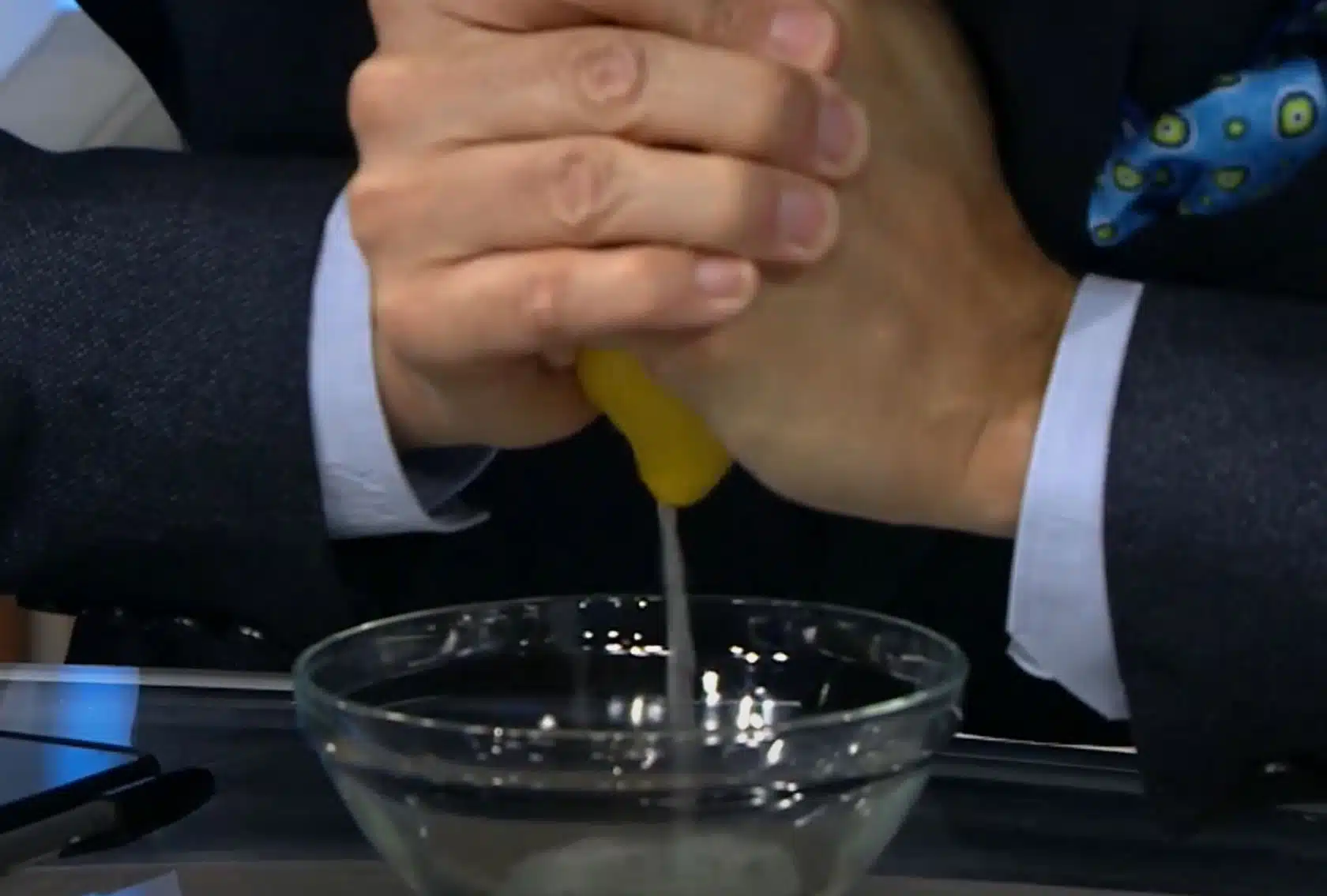 Tee sitruunan päähän kartion muotoinen reikä: Saat mehua aina tarvittaessa ilman hävikkiä