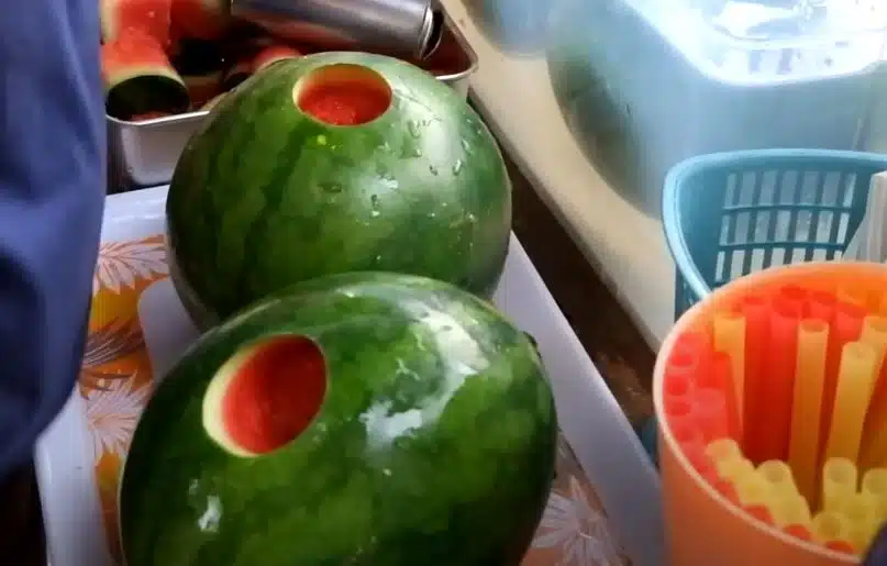 Tee vesimeloniin reikä ja ota esiin sauvasekoitin: Raikas kesäjuoma syntyy yhdestä raaka-aineesta