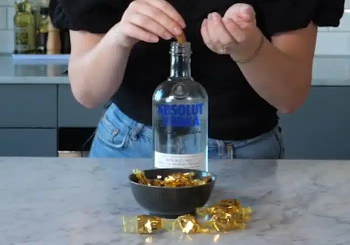 Katso miksi ruotsalaisnainen lisää vodkapulloon toffeekarkkeja: Nerokas idea! Katso miksi ruotsalaisnainen lisää vodkapulloon toffeekarkkeja: Nerokas idea!