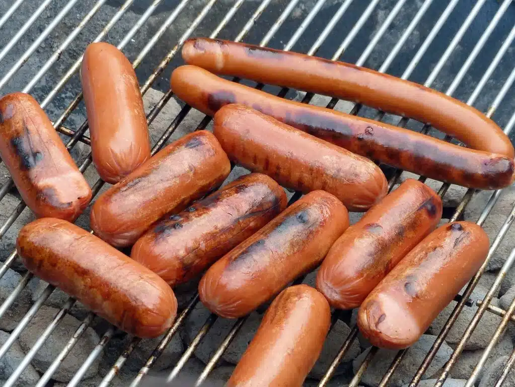 Tässä on ylivoimainen voittaja – IS selvitti suomalaisten suosikkimakkaran