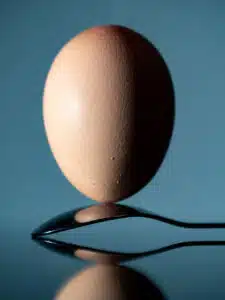 Kananmuna ja kevätpäiväntasaus – seisooko muna oikeasti pystyssä? Kananmuna ja kevätpäiväntasaus – seisooko muna oikeasti pystyssä?