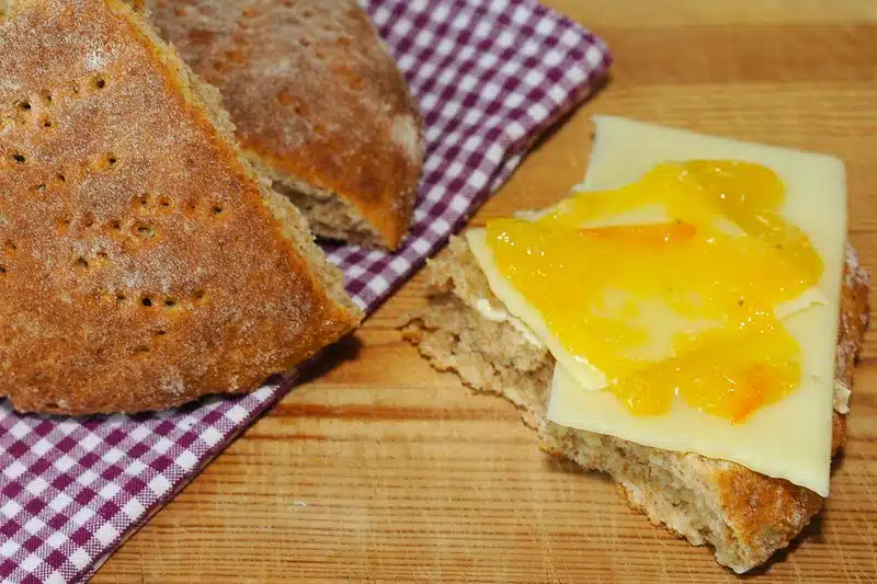 Kotitaloustunneilta tuttu teeleipä – lisää taikinaan tätä ja maku on vielä parempi