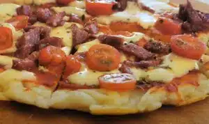 Ari keksi tavan valmistaa pizzaa 5 minuutissa –  ilman hiivaa ja uunia!