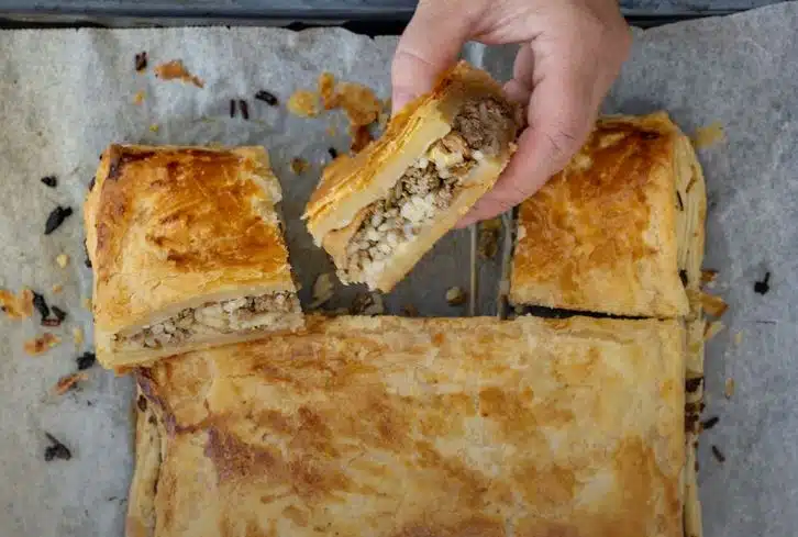 Hellapoliisin kantarelli-lihapiirakka – Valmistuu kätevästi ylijääneestä riisistä