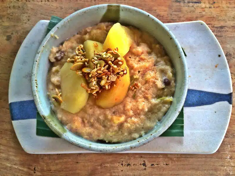 Paistoin omenat voissa ja fariinisokerissa – tästä tuli elämäni parhaan makuinen puuro