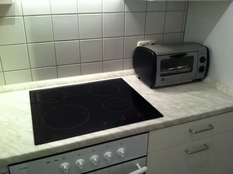 Hohtava liesitaso ja uuni kahdella vanhanajan ”ihmeaineella” – unohda vahvat kemikaalit