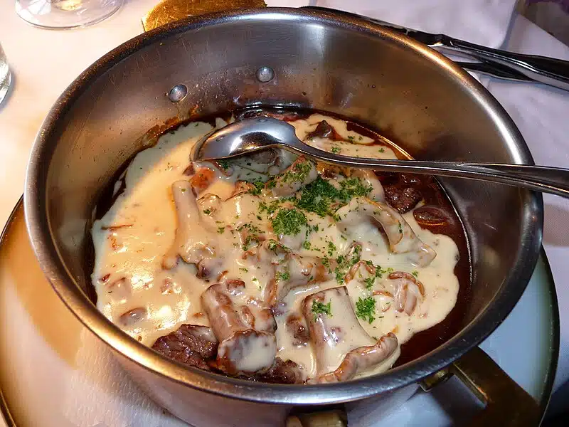 Lisään sienikastikkeeseen suolan sijasta tätä – vieraani kauhovat kattilan tyhjäksi aina