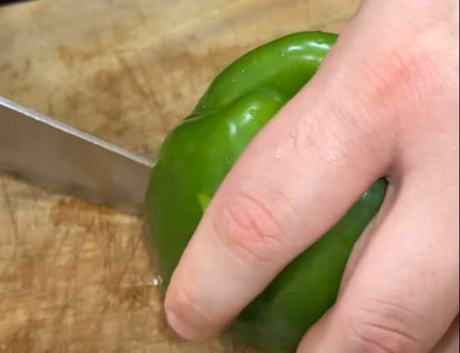 Tässä on paras tapa leikata paprika – vain kolme viiltoa ja siemenet jäävät kotaan