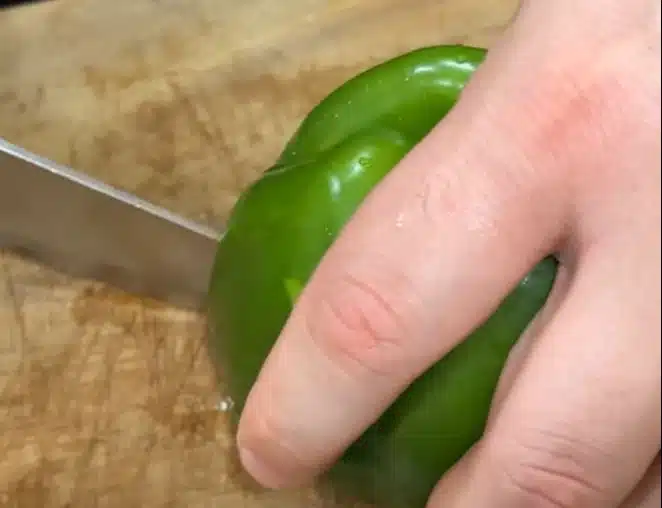 Tee paprikaan kolme viiltoa ja siemenet jäävät kotaan – nerokasta
