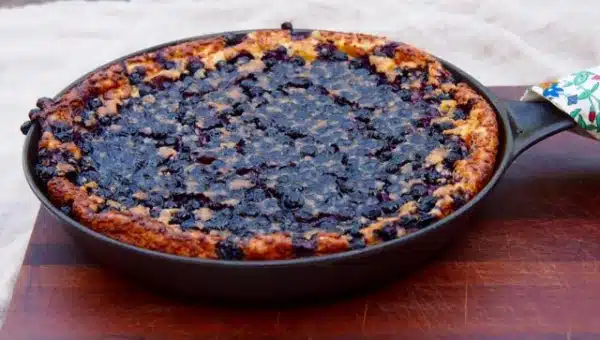 Hanna Sumarin mustikkapannukakku: ”Mainio herkku, joka valmistuu vaivattomasti”