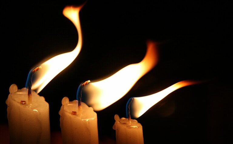 Niksi, joka pelastaa steariinin valuessa kankaalle: Välineet löytyvät jo valmiiksi kotoa Niksi, joka pelastaa steariinin valuessa kankaalle: Välineet löytyvät jo valmiiksi kotoa