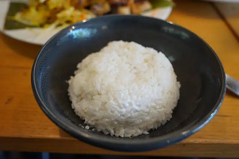 Lämmitätkö riisiä mikrossa? Tästä syystä sinun tulisi lisätä mukaan jääpala