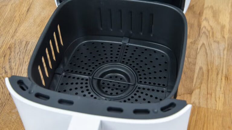 Tällä vinkillä airfryer puhdistuu hetkessä – vain kolmen arkisen aineen avulla!