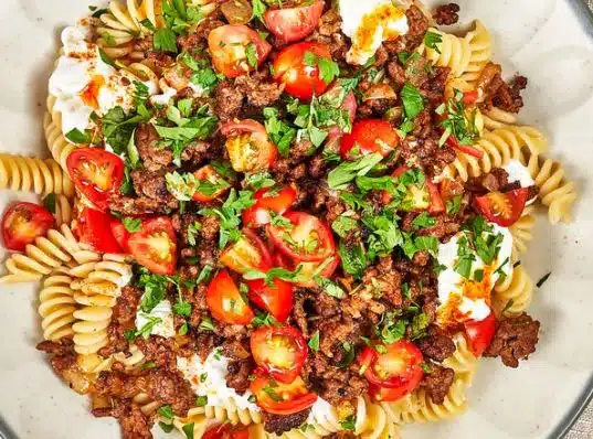 Turkkilainen pasta on noussut suursuosioon – kastike valmistetaan jogurtista