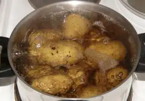 Lisää yksi aine perunoiden keitinveteen: saat ennennäkemättömän rapeita perunoita