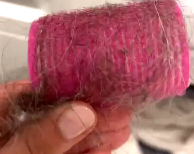 Nainen keksi nerokkaan niksin: Laita papiljotti pyykkikoneeseen pesun ajaksi